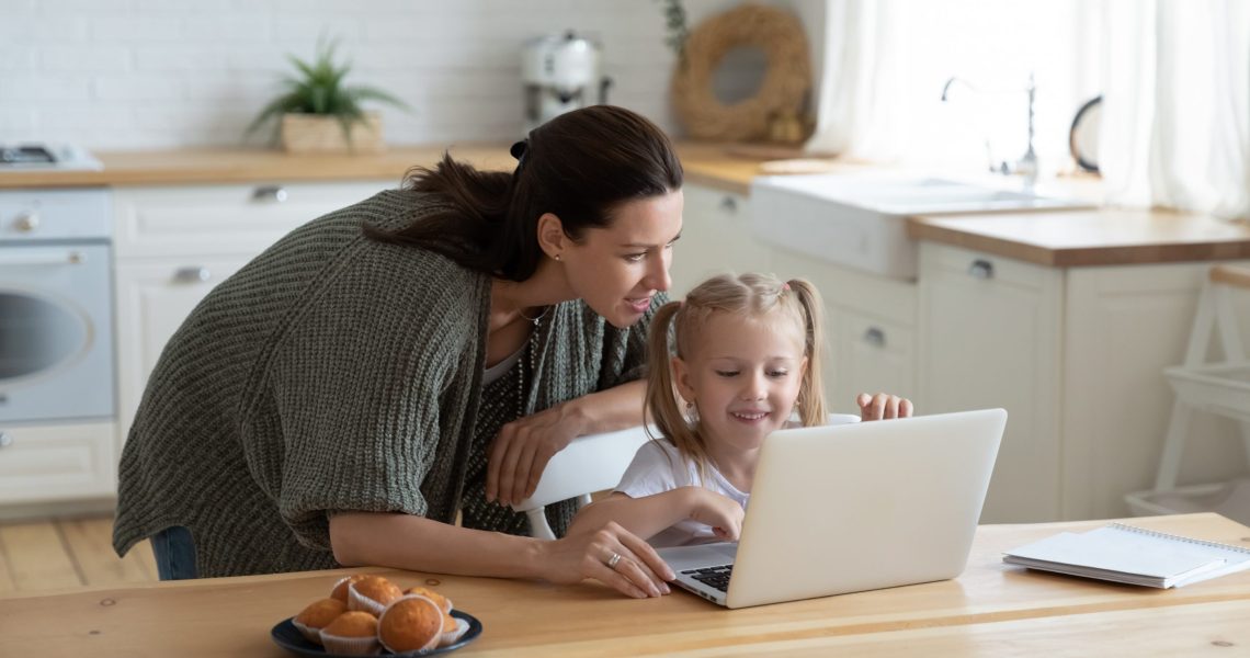 Loving,Young,Mum,And,Little,Preschooler,Daughter,Sit,At,Kitchen