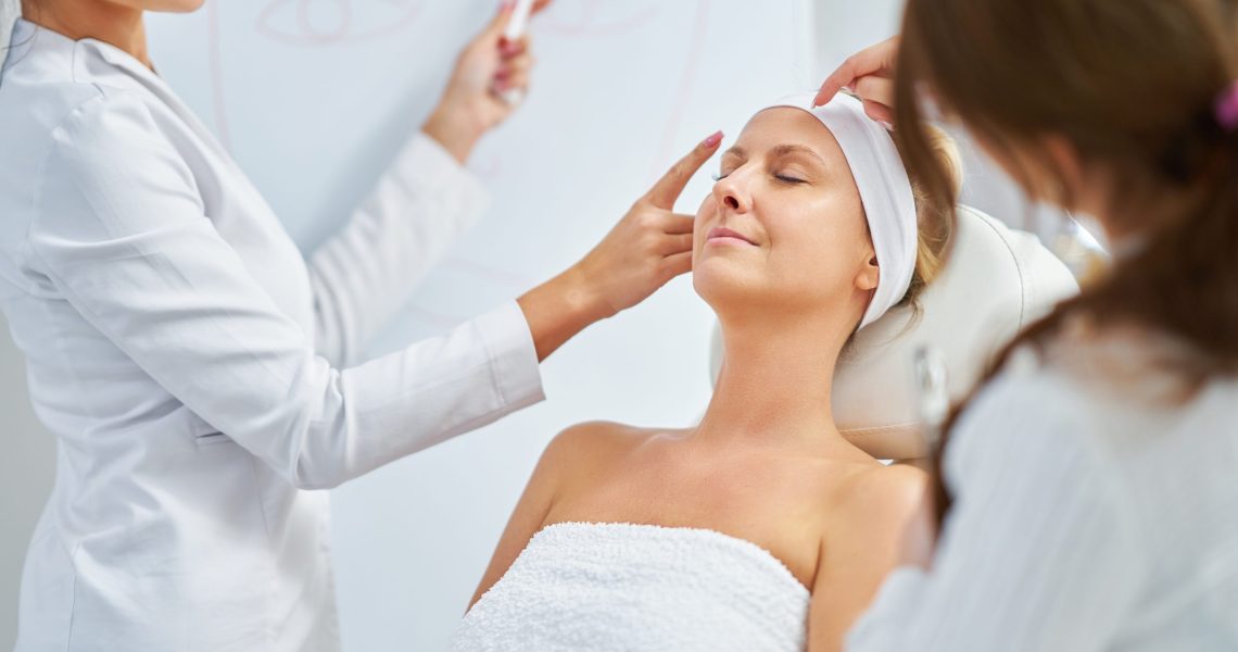 A,Scene,Of,Cosmetology,Training,In,A,Beauty,Salon