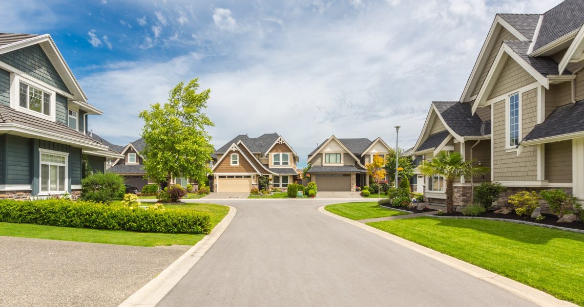 Nicely,Trimmed,And,Manicured,Garden,In,Front,Of,A,Luxury
