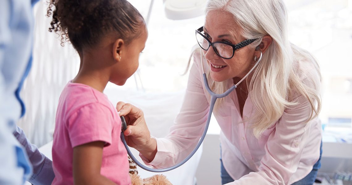 רופאה וילדה