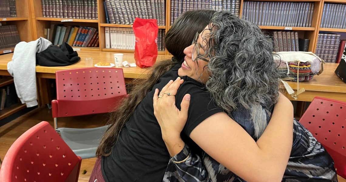 מפגש אימהות ובנות בליאו באק - נופר ותמר סימפסון_קרדיט תהילה ארד